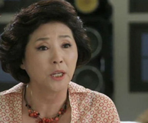 Mùng 1 Tết làm vỡ gương và câu nói của mẹ chồng khiến con dâu rơi nước mắt...