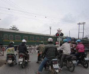 Nghệ An: Tàu hỏa đâm công nhân đường sắt gãy tay chân