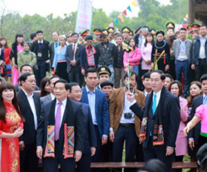 Chủ tịch nước ném còn cùng đồng bào các dân tộc