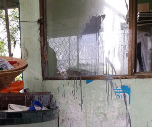 Côn đồ ném nước sơn vào nhà trung tá công an