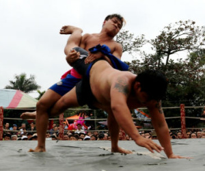 Đô vật chuyên nghiệp thi tài "kẹp cổ, khóa tay" ở hội đình làng