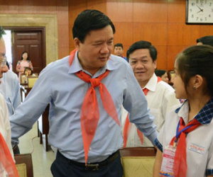 Học sinh nói với ông Đinh La Thăng về nỗi lo bị xâm hại