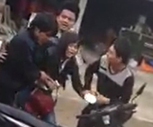 Nghệ An: Thiếu nữ gào khóc thảm thiết khi bị bắt vợ giữa ban ngày