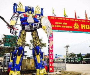 Robot khổng lồ nặng gần 8 tấn được một công ty ở Hà Nội mua về trưng bày trước cổng