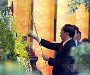 Chủ tịch nước dâng hương ở Hoàng thành Thăng Long
