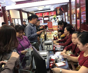 Dân đổ xô đi mua vàng trước ngày vía Thần Tài