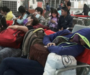 Người dân vạ vật ngủ ở bến xe khi trở lại Sài Gòn lúc nửa đêm