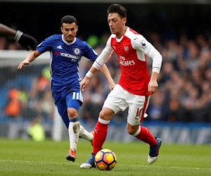 Sao Arsenal gặp họa vì bấm thích status "Wenger Out"