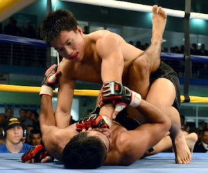 Võ sĩ UFC gốc Việt chia sẻ kinh nghiệm với người hâm mộ