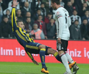 Ăn vạ thô thiển, Van Persie bị ngôi sao nhạc pop nguyền rủa