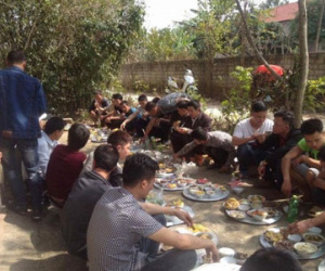 Bữa cỗ "chất nhất Vịnh Bắc Bộ": Mỗi người một mâm, ngồi dọc đường làng