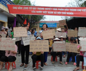 Chợ gốm Bát Tràng đột ngột đóng cửa, tiểu thương đánh trống phản đối
