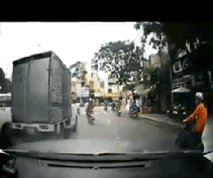 Clip: Người phụ nữ bị xe tải đâm ngã vì sang đường không quan sát