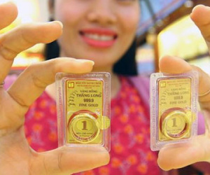 Dân công sở Sài Gòn tranh thủ giờ trưa đi mua vàng