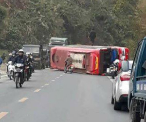 Hòa Bình: Mất phanh, tài xế nhanh trí điều khiển xe khách lao vào vách núi