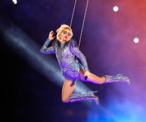 Lady Gaga đu dây, nhào lộn tại Super Bowl 2017