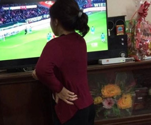 "Mẹ bổi" 95 ăn mặc lếch thếch đứng che ti vi chồng khiến các chị em "cùng cảnh" cũng giật mình thon thót