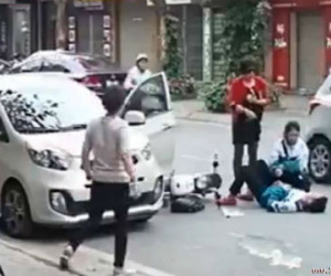 "Quý bà" mở cửa ôtô hất văng 2 nữ sinh đi xe đạp điện