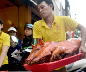 Tiệm heo quay ở Sài Gòn bán hết hơn 200 con trong 3 giờ