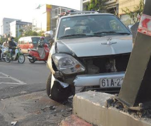 TP.HCM: Ô tô tông hàng loạt xe máy khiến 3 người bị thương