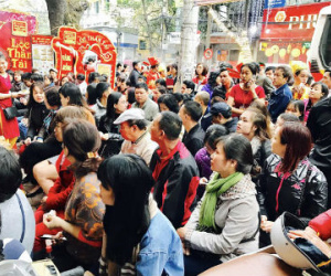 Vạn người tung tiền vàng cầu may: Hàng vàng trúng đậm