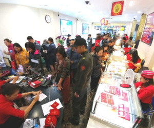 Vì sao người dân xếp hàng như thời bao cấp đi mua vàng ngày Thần tài?
