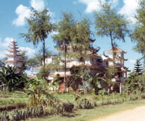 Bỏ hết sản nghiệp, tỷ phú Sài Gòn bất ngờ về quê ở ẩn