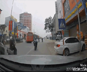 Clip: Va phải MBH học sinh đánh rơi, người chạy xe máy ngã giữa đường