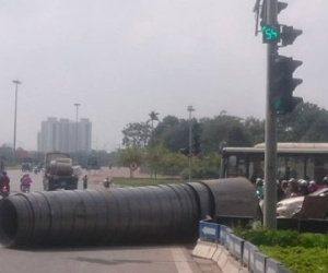 Hàng chục người thoát chết khi cuộn tôn văng xuống đường