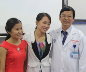 Lần đầu tiên tại Việt Nam, hai gia đình hoán đổi thận để cứu con