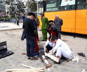 Hà Nội: Thùng phuy phát nổ khiến thợ hàn gãy hai chân