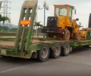 Xe đầu kéo đánh võng, chống đối cảnh sát giữa phố