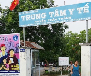 Bé gái 2 tuổi tắc ruột chết nghi do chuyển viện chậm