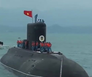 Chiêm ngưỡng tàu ngầm 187 Bà Rịa-Vũng Tàu trên vịnh Cam Ranh