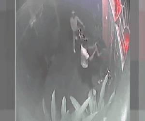 Clip: Cô gái ngồi khóc nức nở khi bị giật túi xách ngay trước cửa nhà