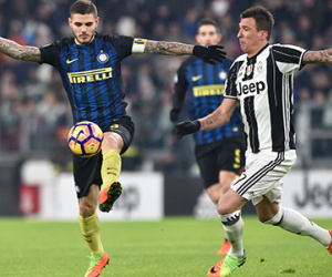 Đội trưởng Inter lĩnh án vì đá bóng vào trọng tài ở derby Italy