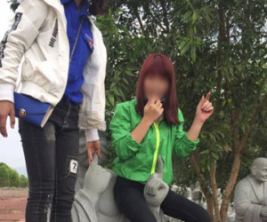 Hai cô gái trẻ ngồi lên tượng phật để tạo dáng chụp ảnh khiến nhiều người phẫn nộ