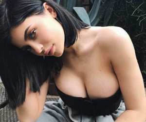 Kylie Jenner khoe gần trọn bộ ngực nảy nở