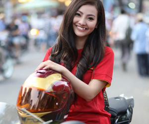 Nữ biker 9X Sài Gòn cưỡi xe khủng cổ vũ Công Phượng và U23 Việt Nam