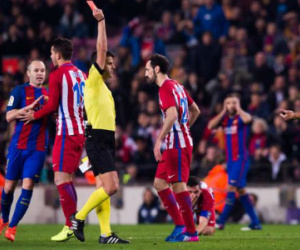 Suarez tố trọng tài cố tình tìm cách rút thẻ đỏ
