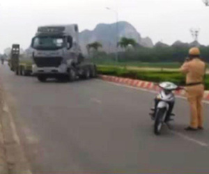 Tài xế xe đầu kéo đánh võng, trốn cảnh sát vì "vội trả hàng"