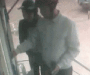 Camera ghi hình đôi nam nữ rút tiền từ thẻ ATM bỏ quên