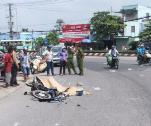 Cha chết, con trai nguy kịch sau khi va chạm với xe tải