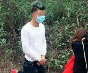 Chàng trai quỳ gối xin lỗi bạn gái trên đường đi lễ chùa