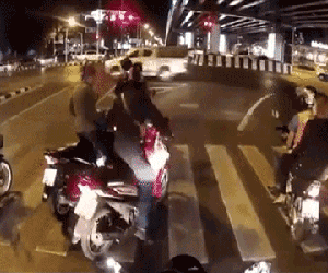 Video: "Cú vít ga vô tâm" và vụ tai nạn bất ngờ trên đường