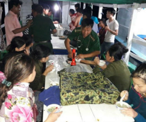 Giây phút hãi hùng của 14 người khi cano lật giữa biển đêm