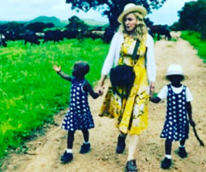 Madonna tiết lộ ảnh hai con gái sinh đôi vừa nhận nuôi