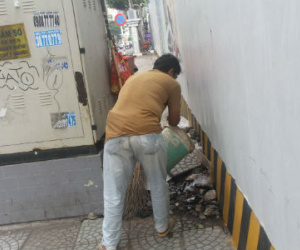 Tiểu bậy trên đường, vừa nộp phạt vừa đi xin nước để rửa