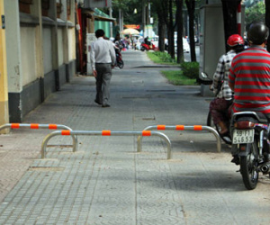 TPHCM lắp barie vỉa hè ngăn xe máy "tranh đường" người đi bộ