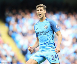 Trung vệ Man City tậu biệt thự đắt tiền hơn Pogba